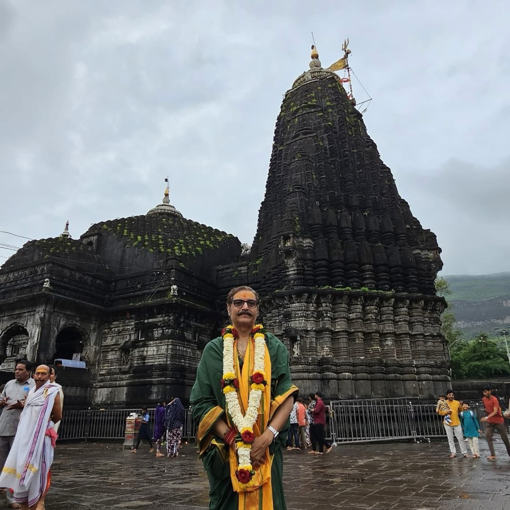 Lalji Maharajshree (Vadtal) standing at the Trimbakeshwar Jyotirling Mandir in Nashik